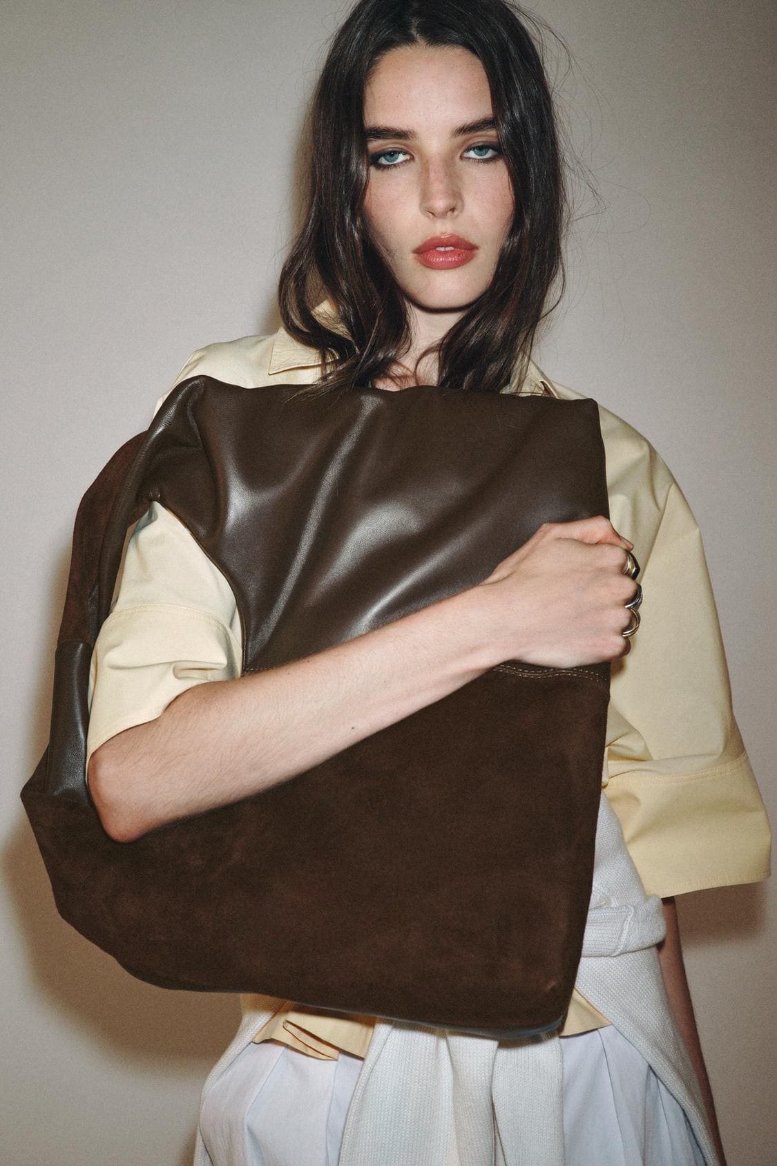 El nuevo bolso de hombro a contraste de piel en color marrón chocolate de Zara