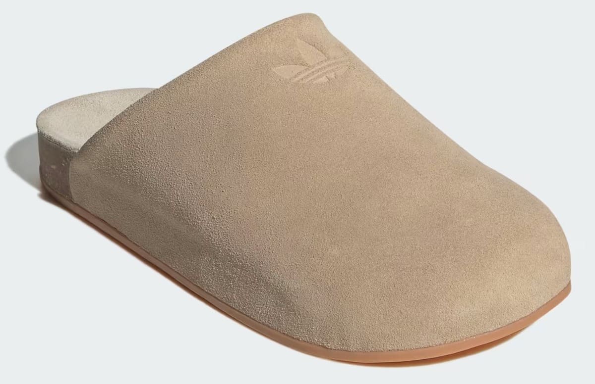 Las nuevas chanclas Adimule en color beige de Adidas