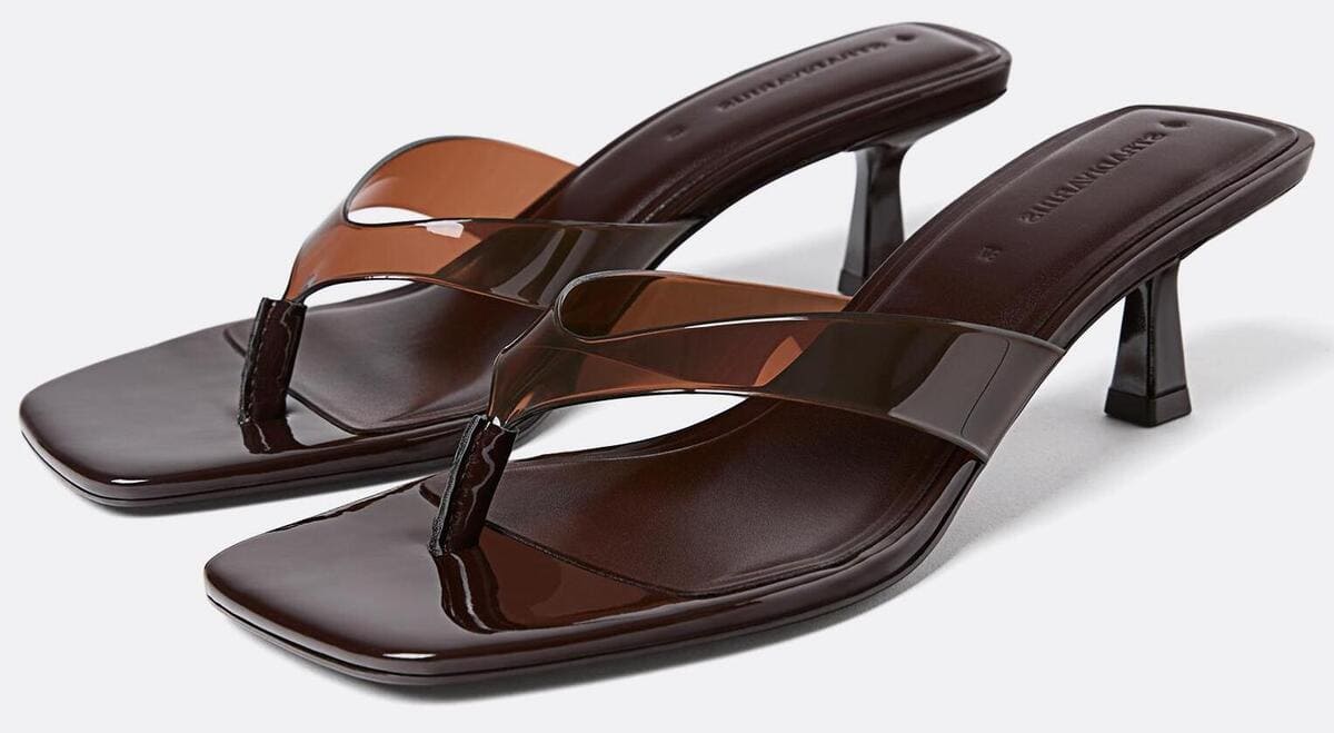 Las sandalias de tacón vinilo en color marrón de Stradivarius