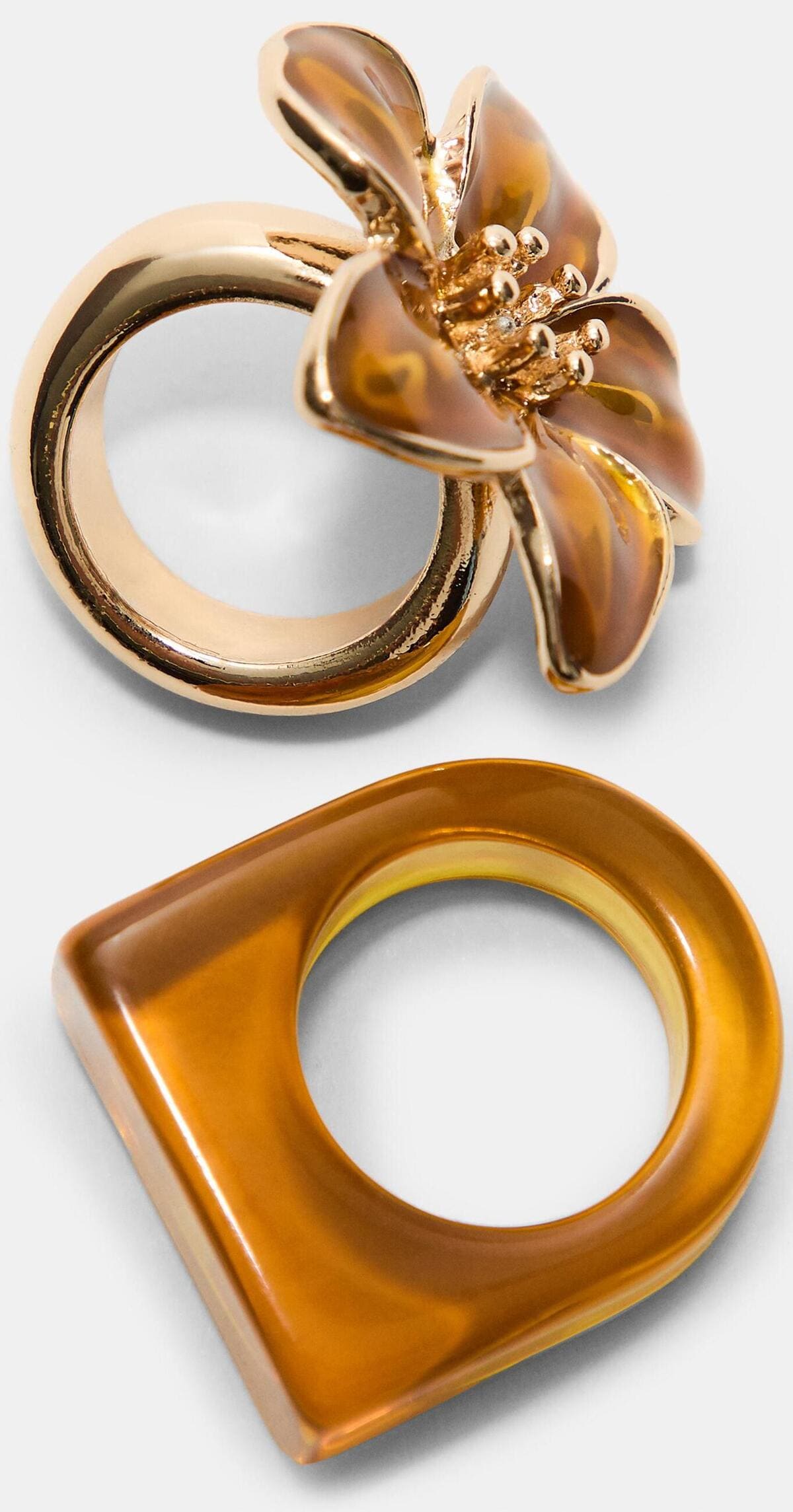 El set de dos anillos combinados de flor en color mostaza de Stradivarius