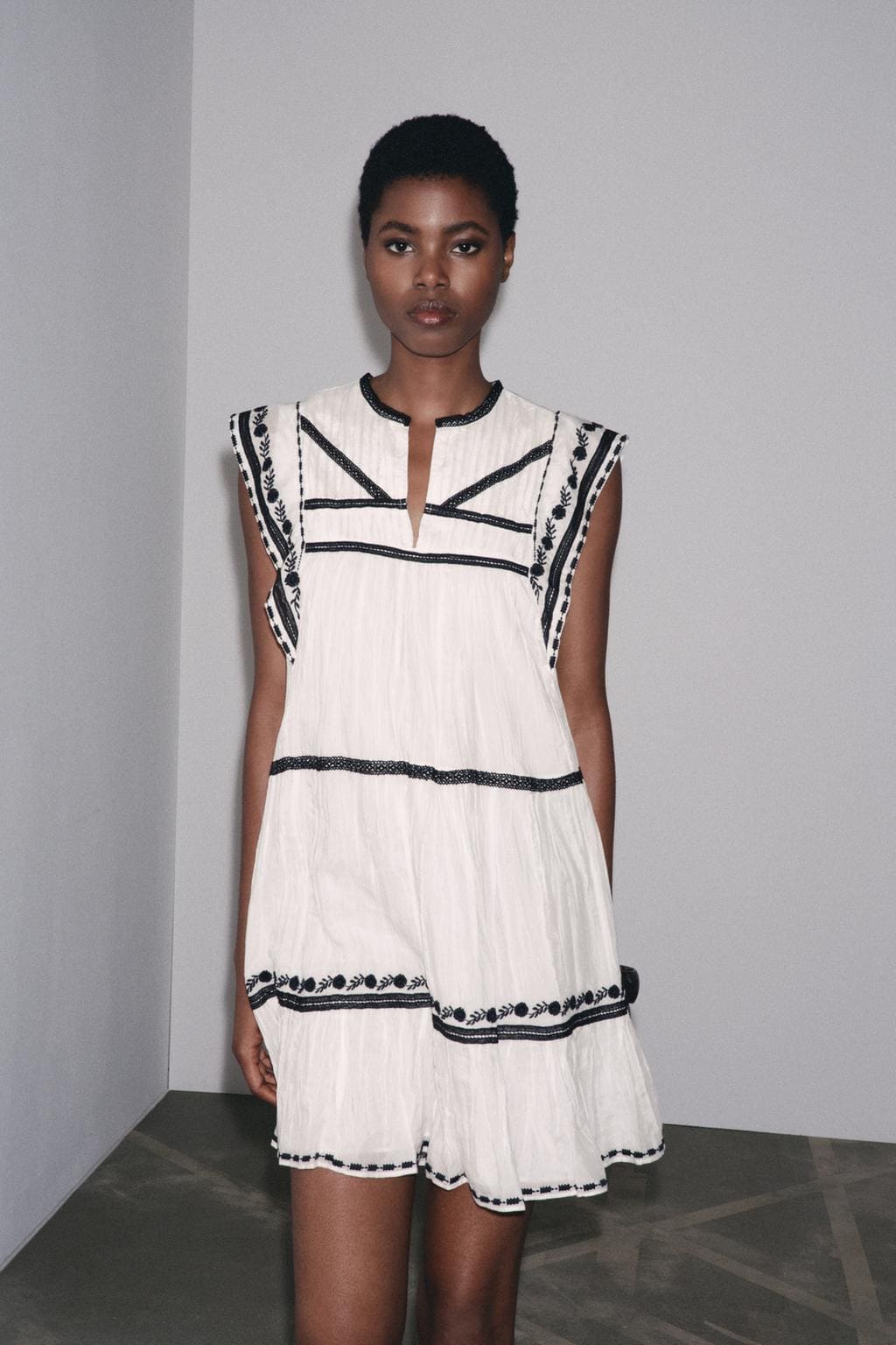 Vestido corto con bordados de la ZW COLLECTION