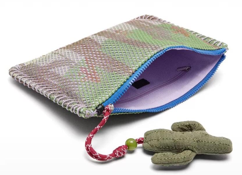 Bolso de mano estilo sobre de rejilla con estampado