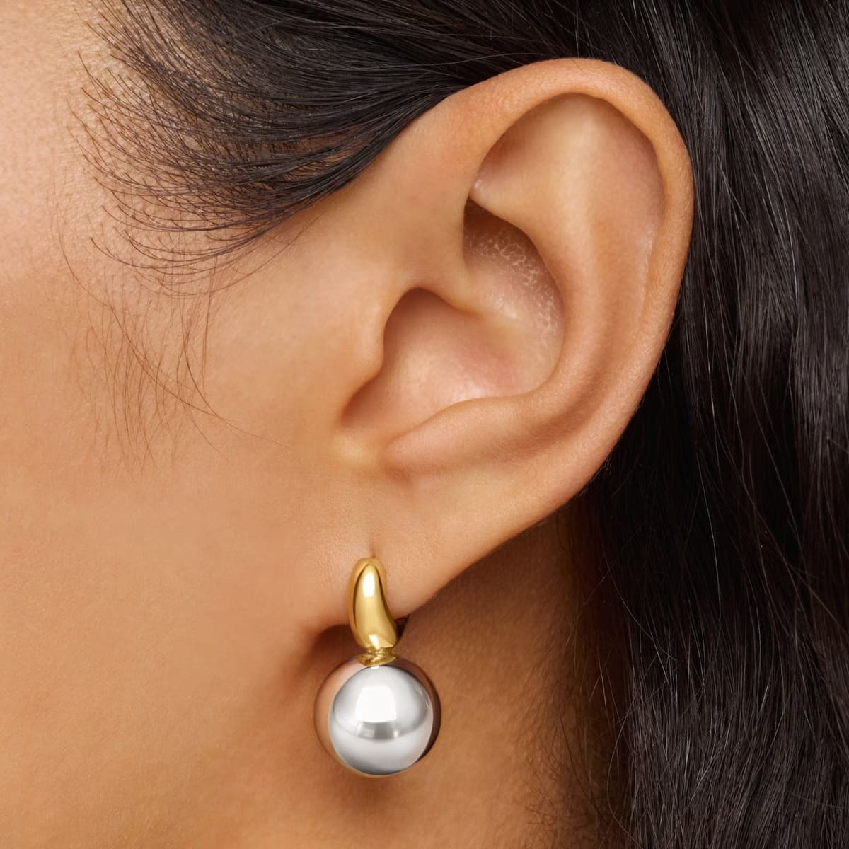 Los pendientes de aro bicolor motivo bola Warm de Tous