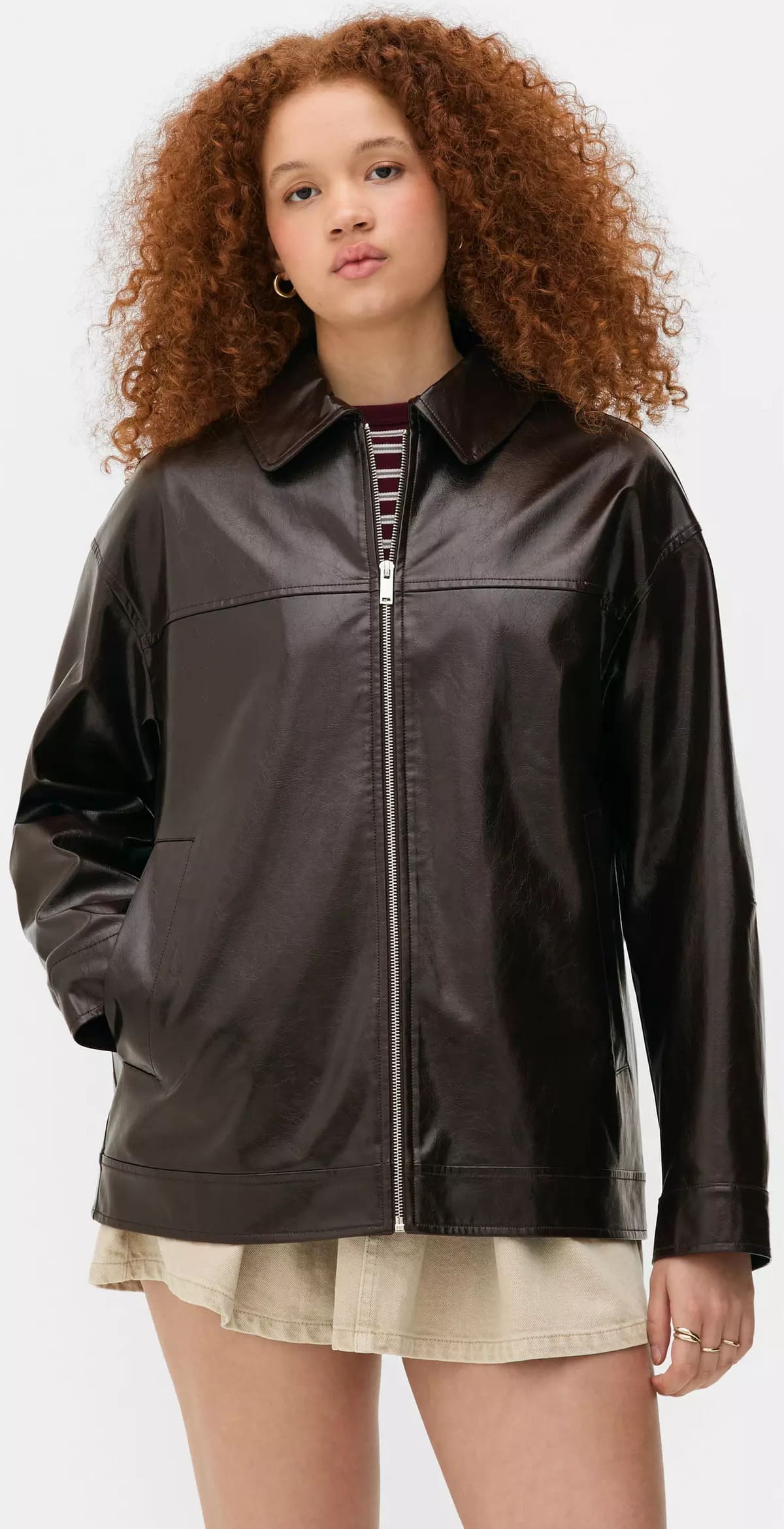 La nueva chaqueta holgada brillante con cremallera en color burdeos de Primark