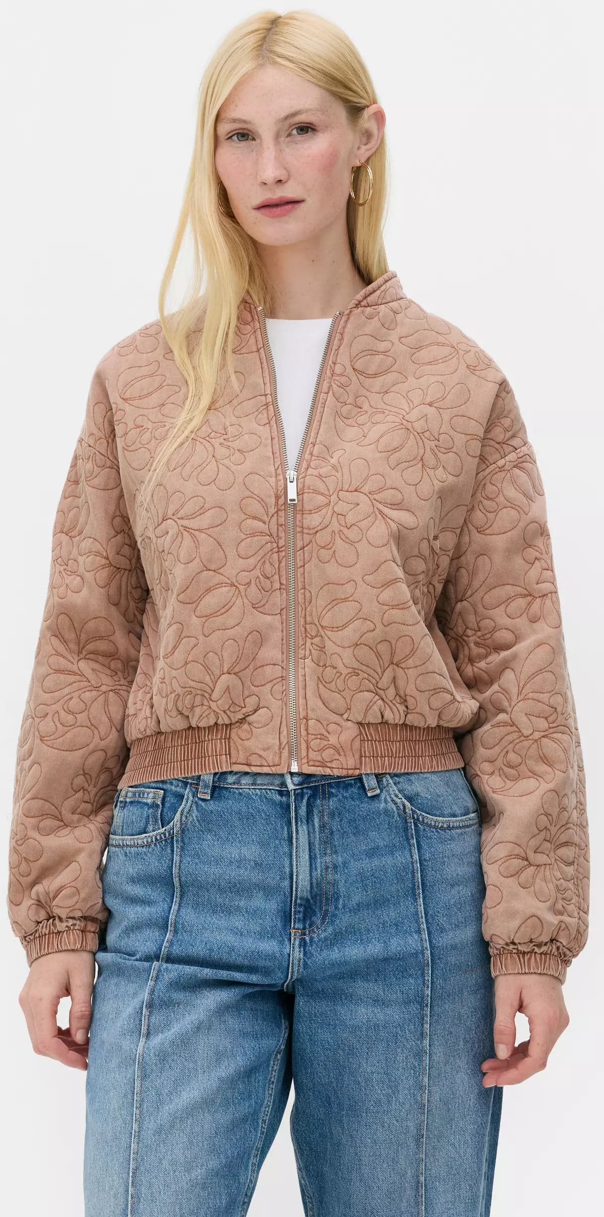 La nueva chaqueta bómber acolchada con flores en color tostado de Primark