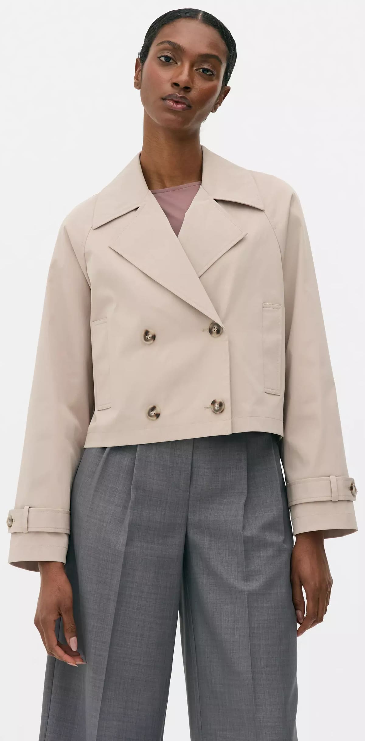 La nueva chaqueta gabardina corta cuadrada en color piedra de Primark