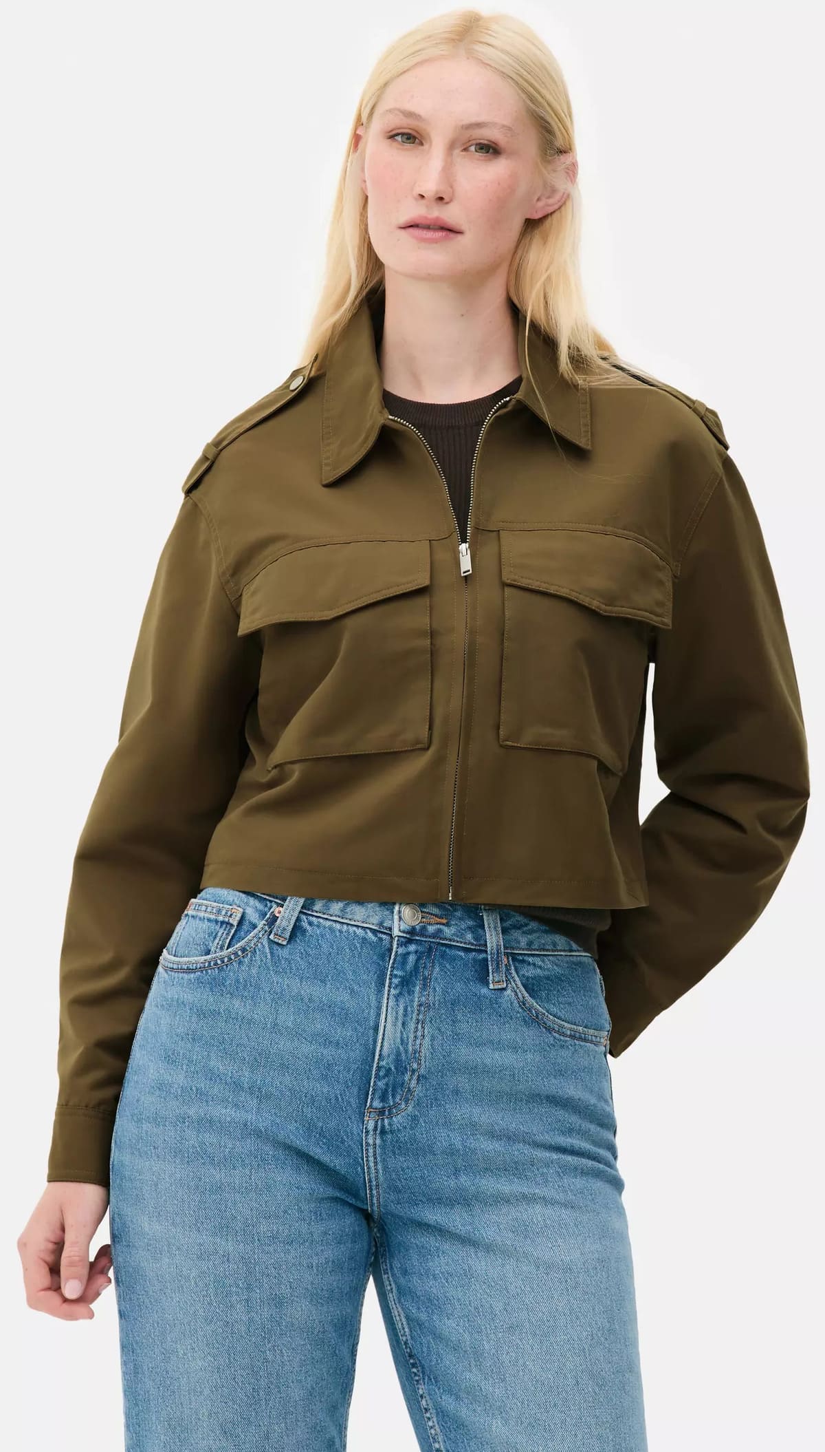 La nueva chaqueta militar con bolsillo de parche en color verde oliva de Primark