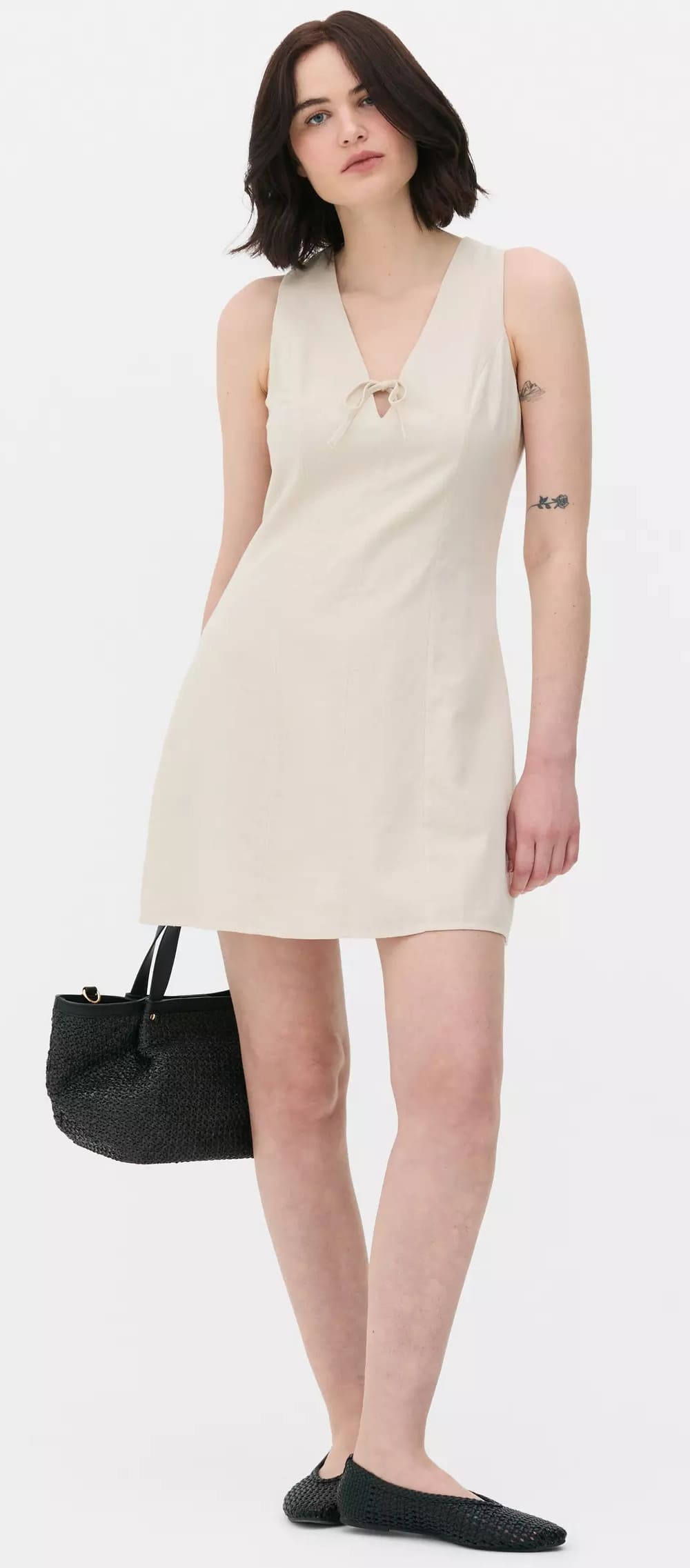 El vestido corto sin mangas con nudo delantero en color piedra de Primark