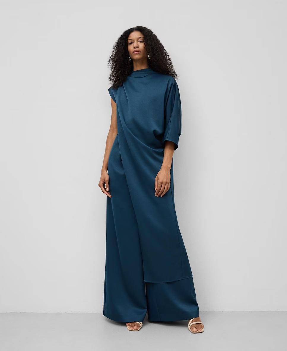 Mono largo con capa asimétrica