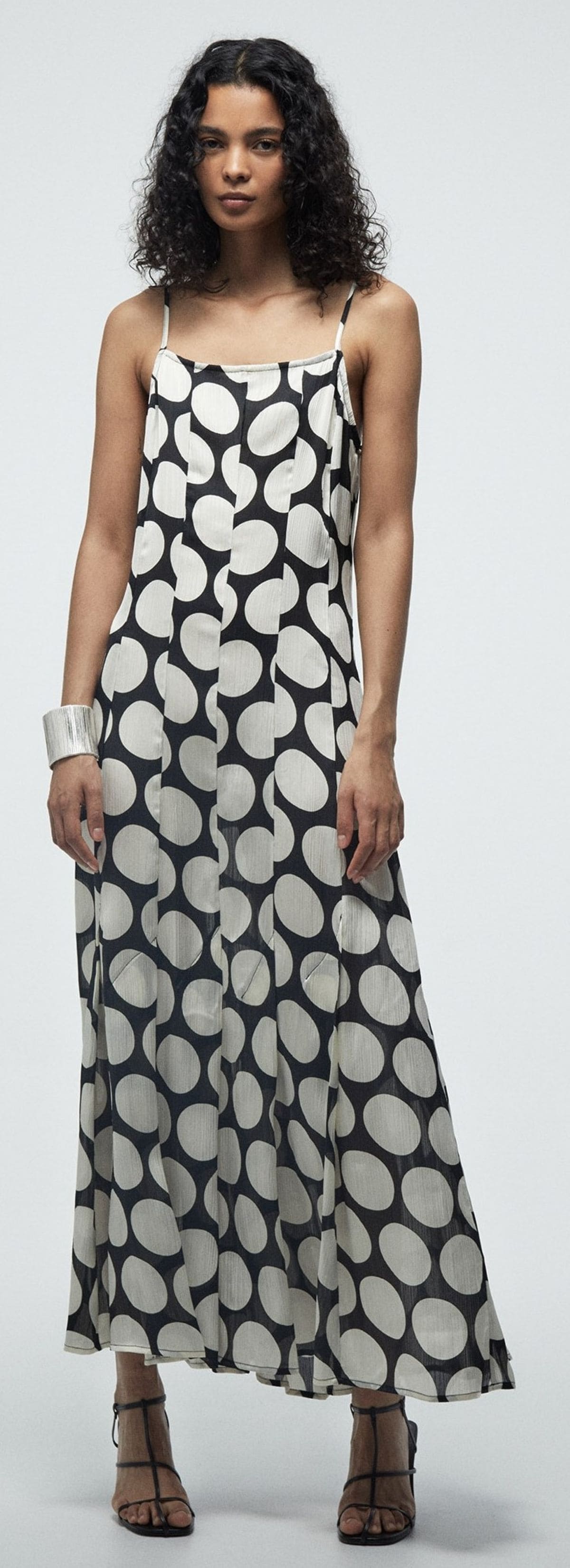 Vestido tirantes tablas blanco y negro de Sfera