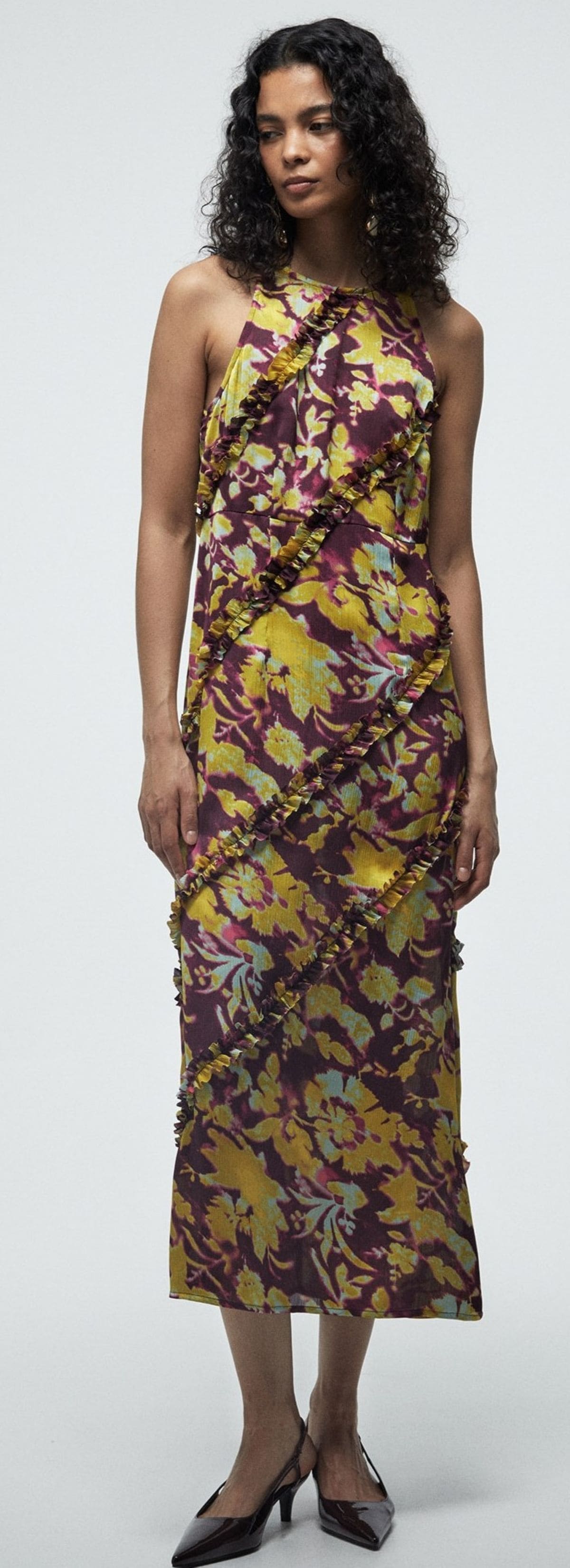 Vestido cortes volantes de Sfera