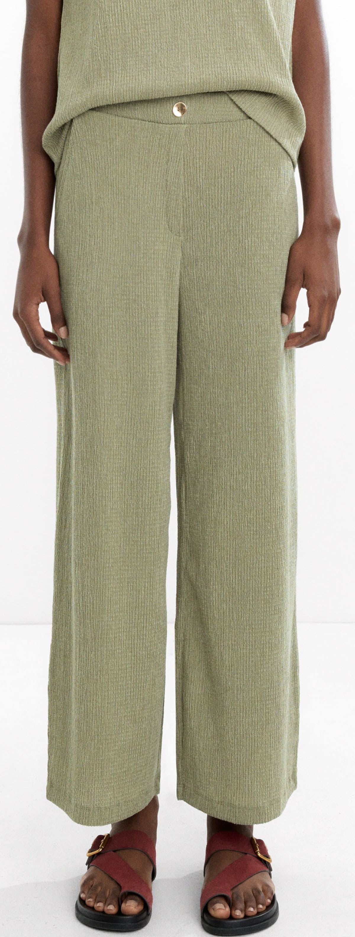 Pantalón con bolsillos y textura de Parfois