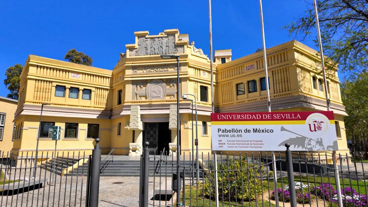 Arquitectura de estilo neomaya del Pabellón de México de la Universidad de Sevilla