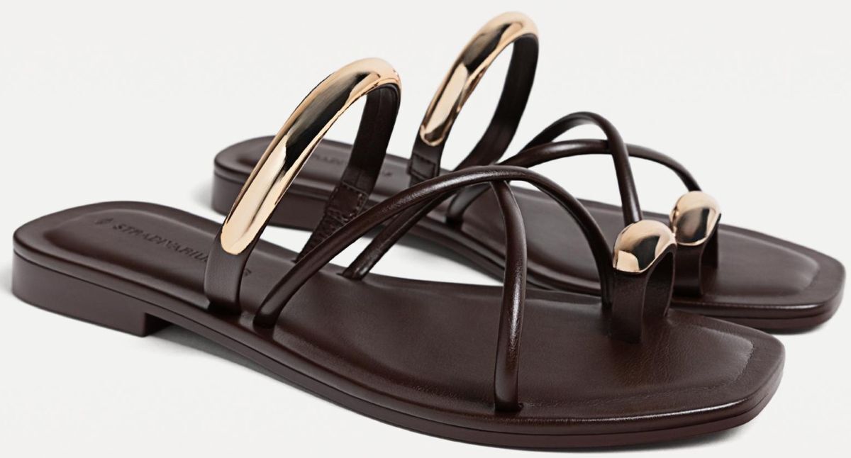 Sandalias planas con detalle metálico de Stradivarius
