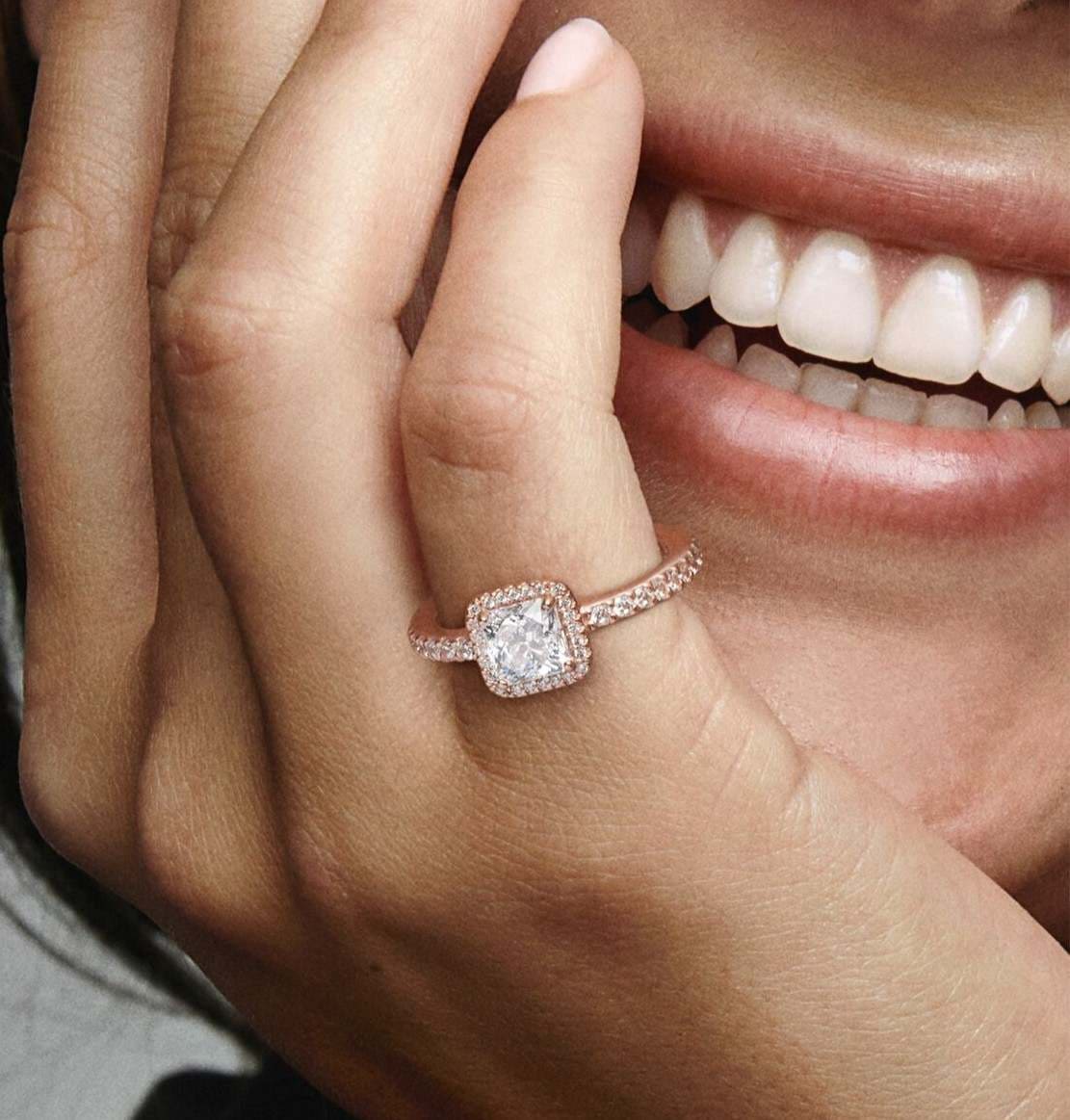 Anillo Halo Transparente Cuadrado Brillante de Pandora