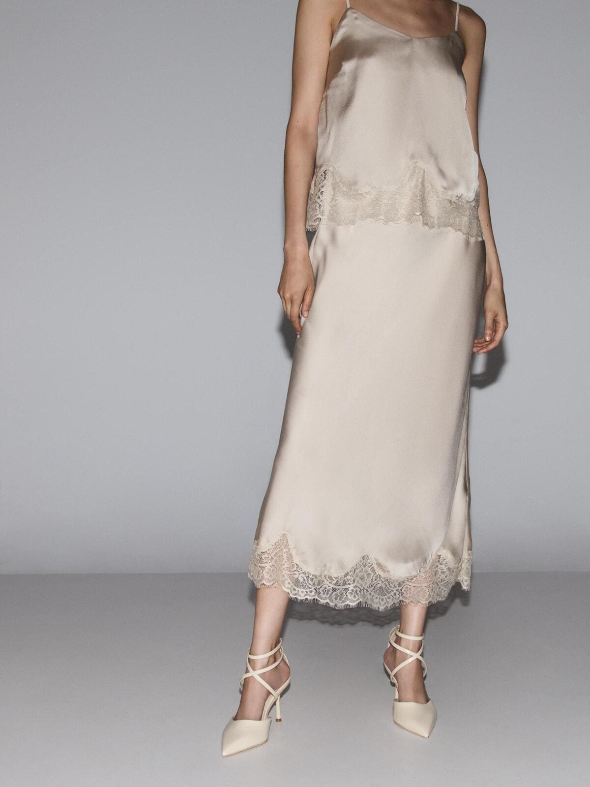 Falda satinada de encaje