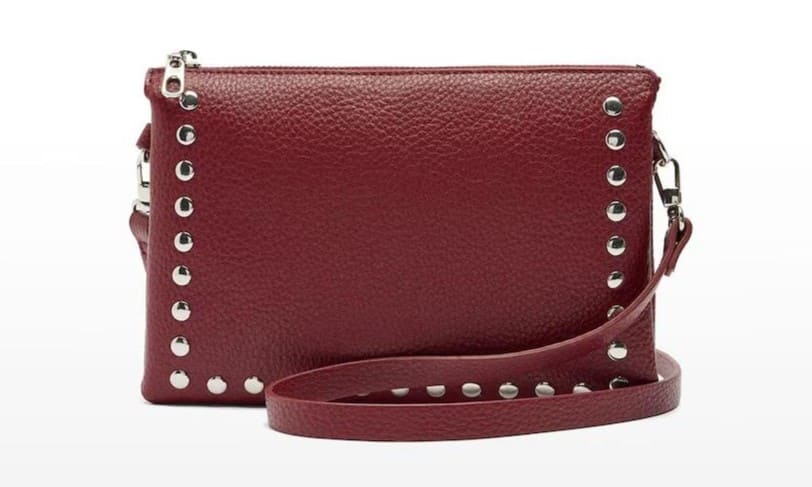 Bandolera doble con varios compartimentos y tachuelas decorativas