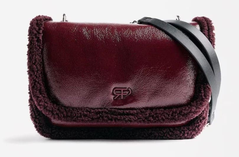 Bolso de hombro con solapa efecto pelo con cierre imantado en liso