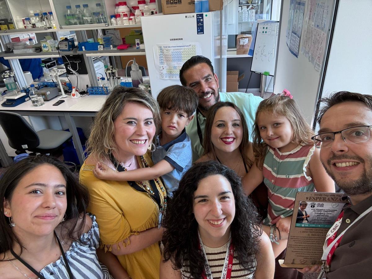 En imagen, las dos familias involucradas en el proyecto junto al investigador Gonzalo Sánchez, su compañero y la candidata final para la tesis doctoral