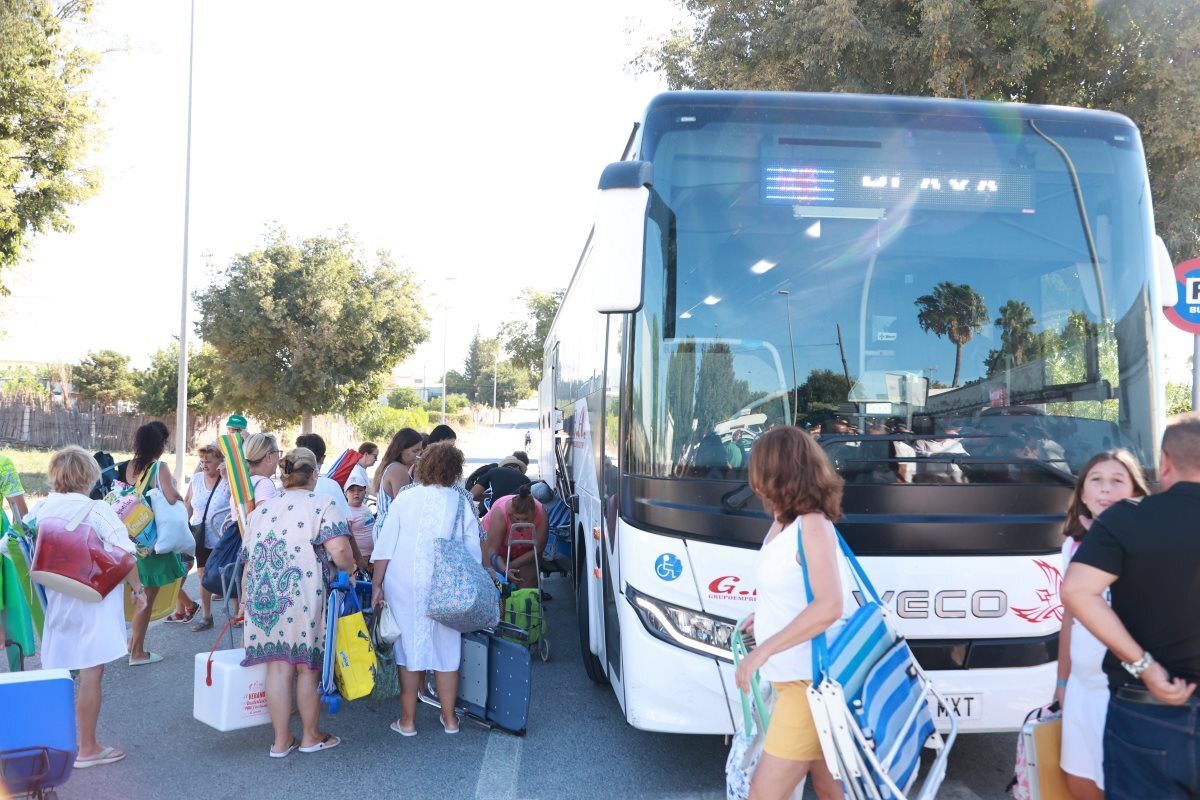 Vecinos de Mesas de Asta disfrutan del 'autobús del verano' | Cristo García