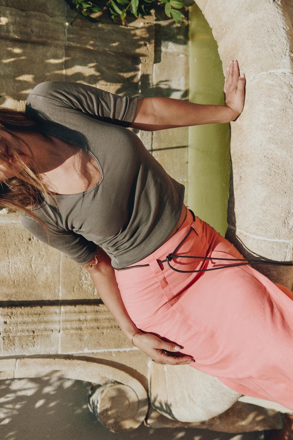 Falda midi de lino con cinturón, Zara