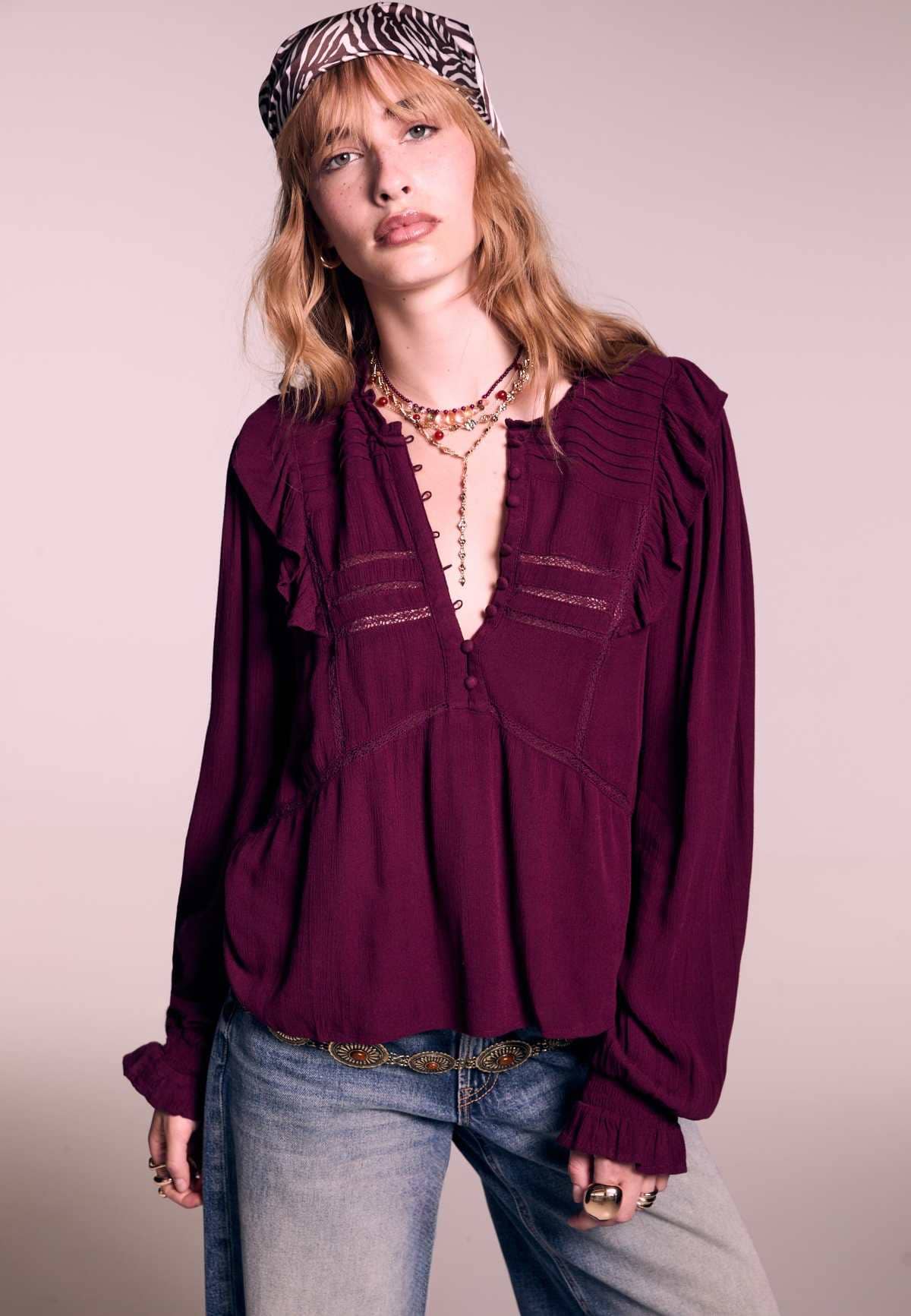 Blusa volantes botones de Stradivarius