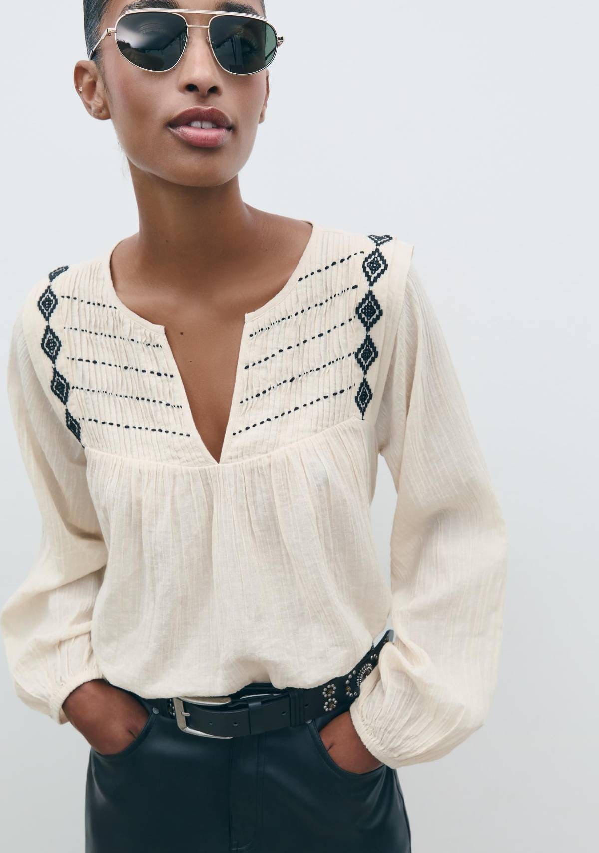 Blusa fluida bordados de Stradivarius