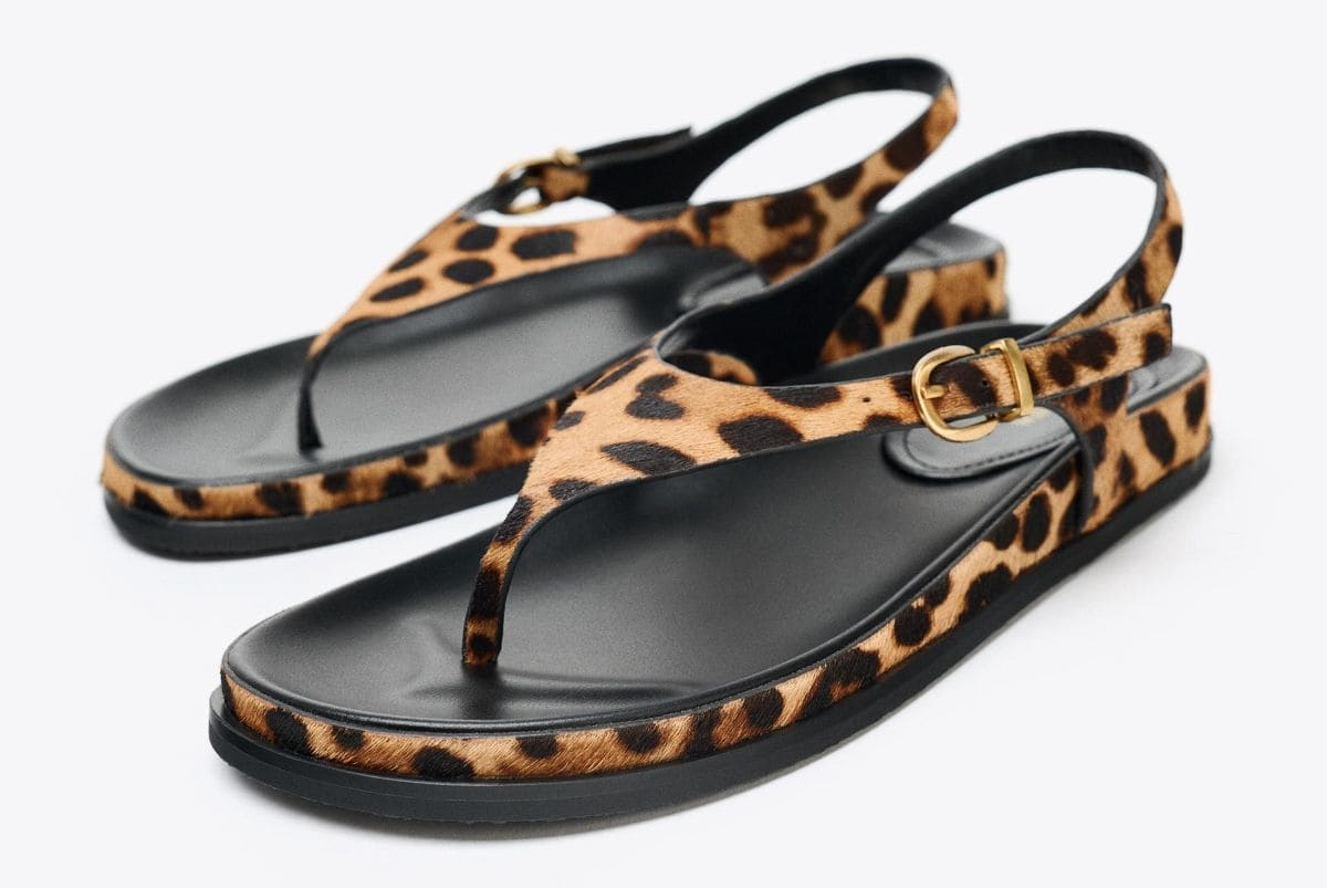 Sandalia piel con pelo estampado animal de Zara