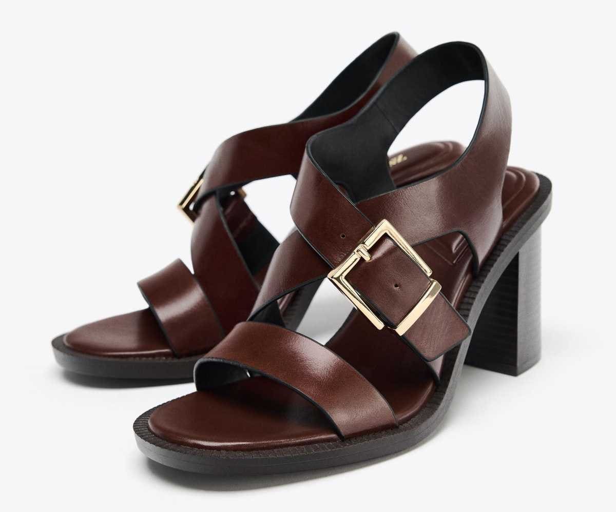 Sandalia tacón hebilla piel de Zara