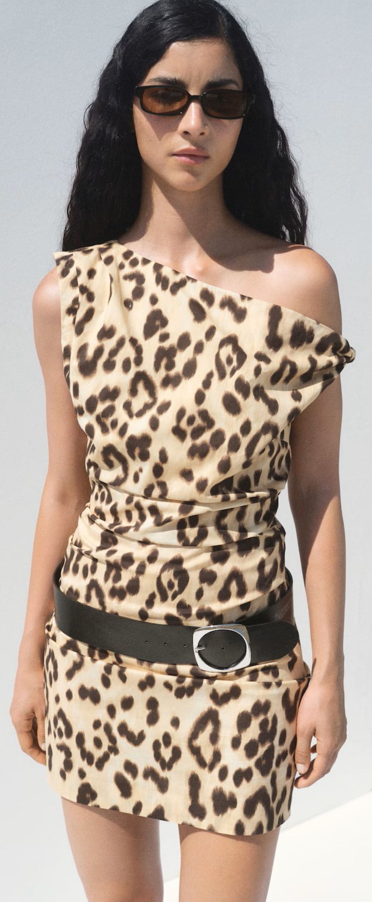 Vestido cuello asimétrico leopardo de Mango