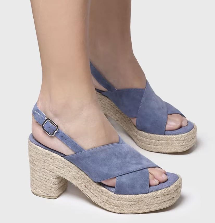 Sandalias de tacón de ante en tonos lisos con hebilla