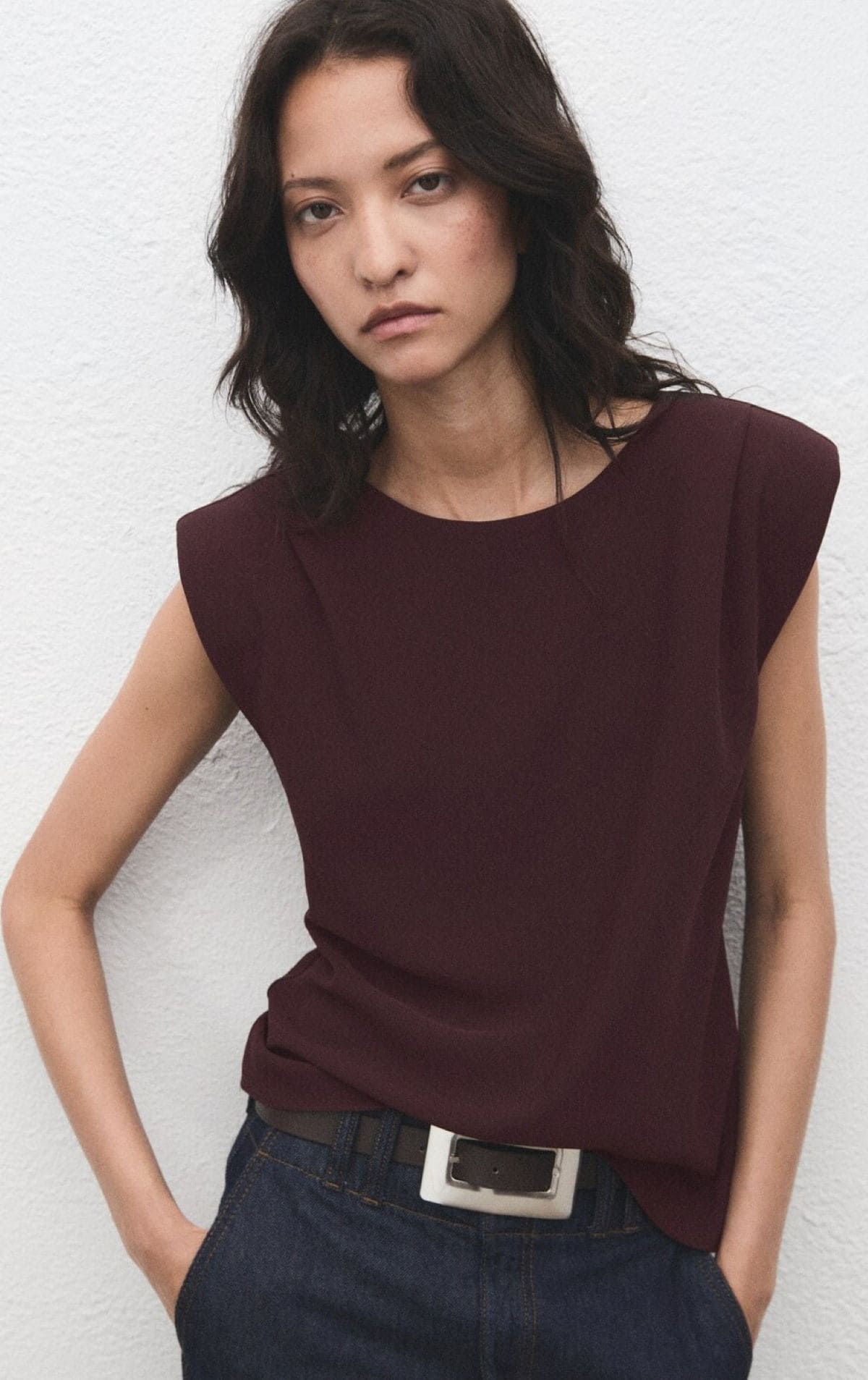 Blusa hombreras fruncido de Mango