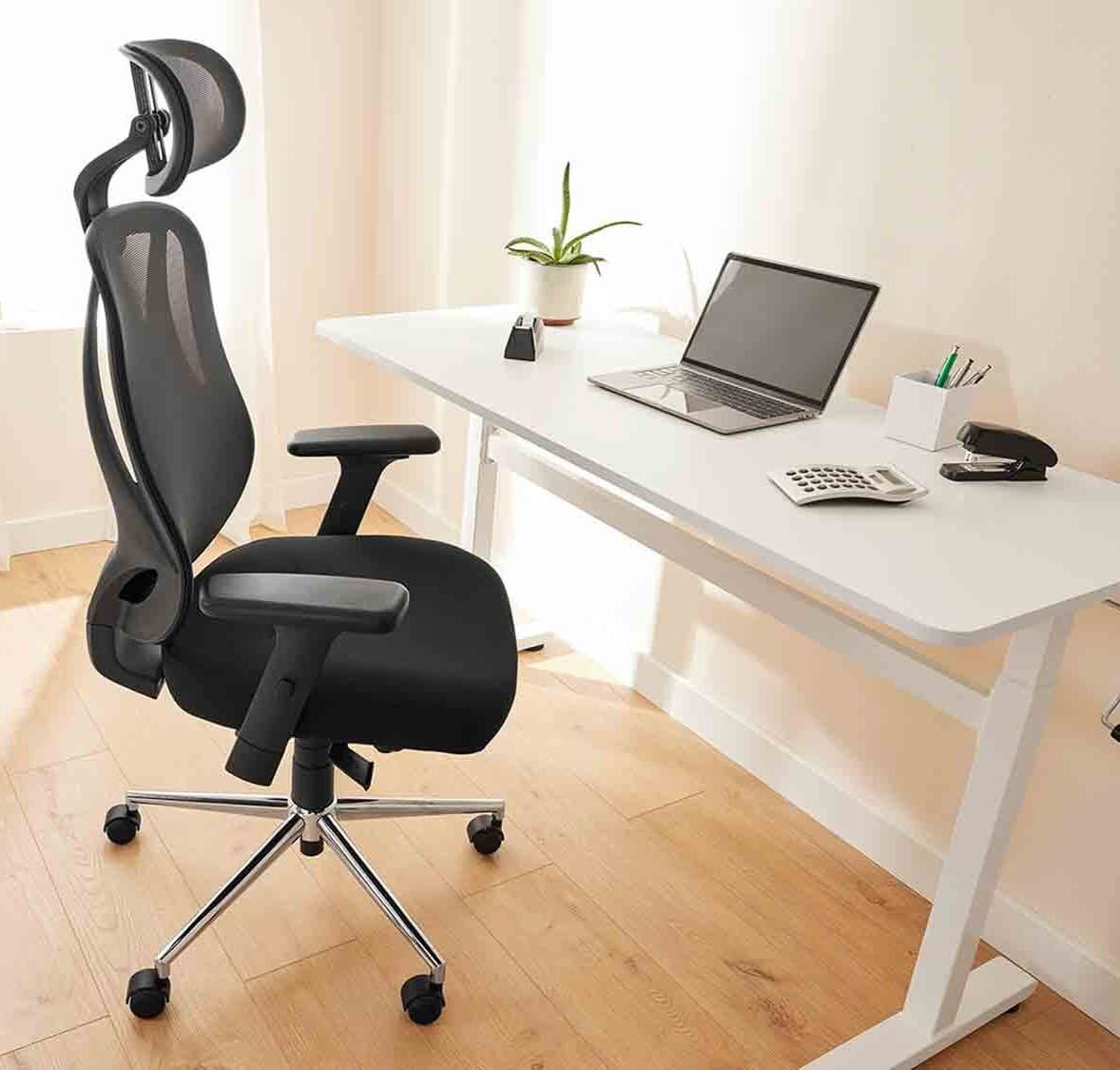 Silla giratoria con reposacabezas ajustable