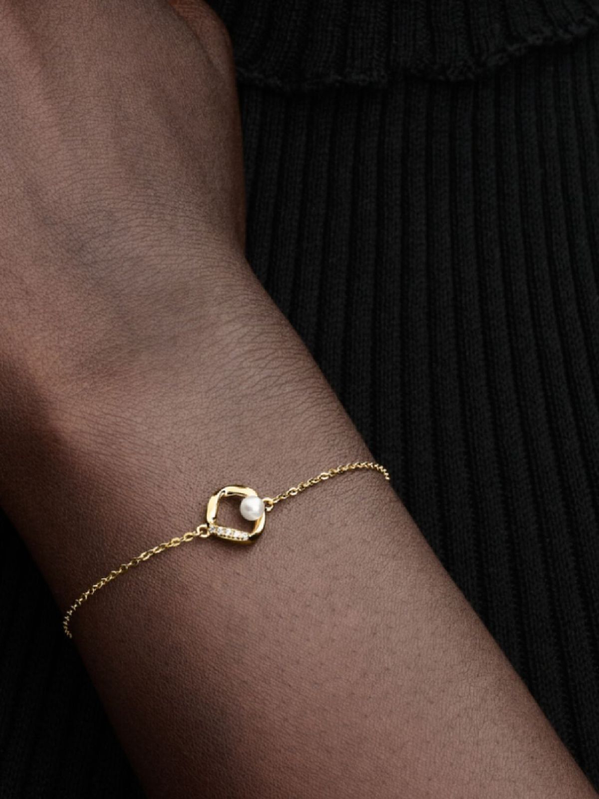 Pulsera círculo forma orgánica en pavé y perla cultivada de agua dulce tratada de Pandora