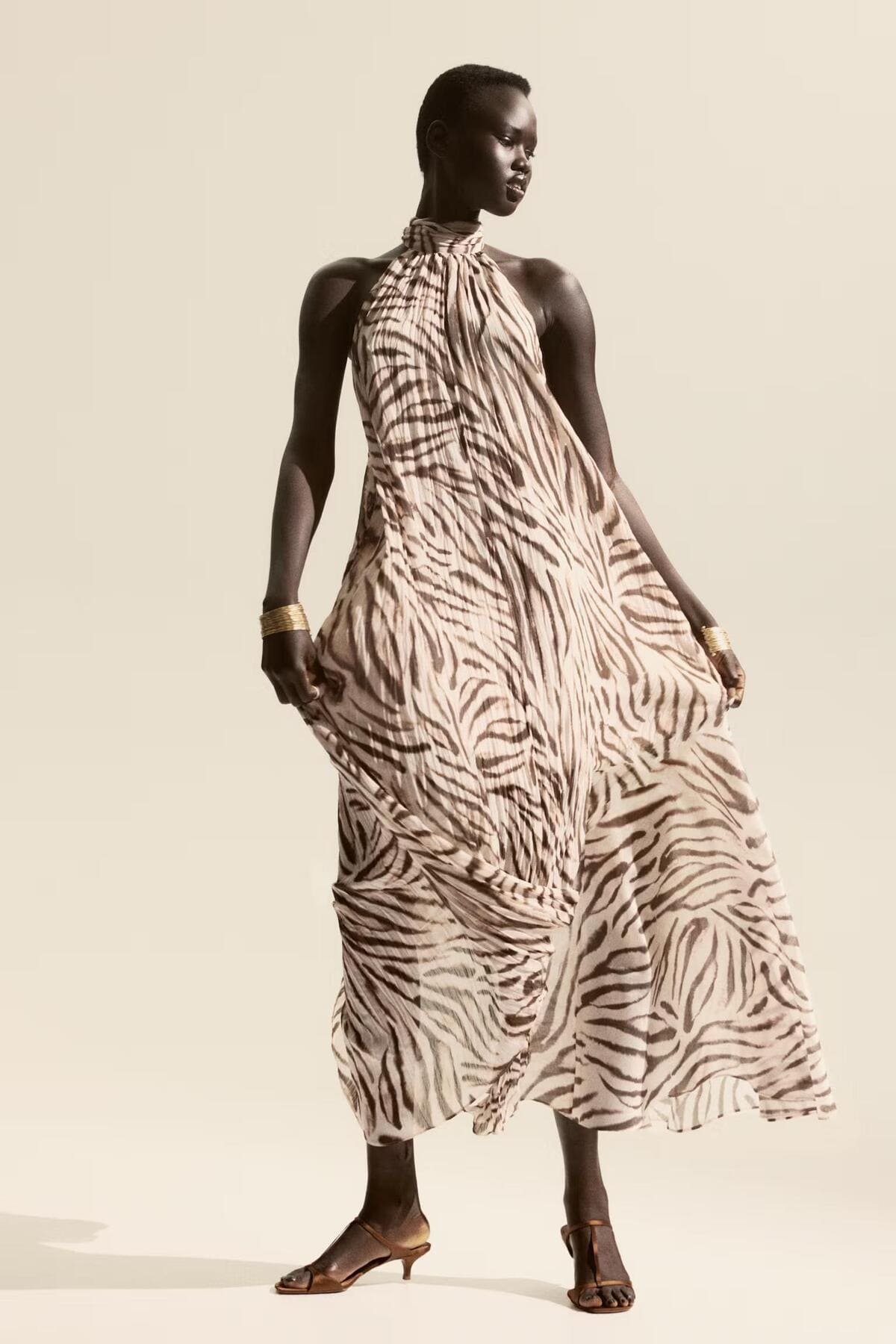 Vestido largo con cuello halter y estampado animal