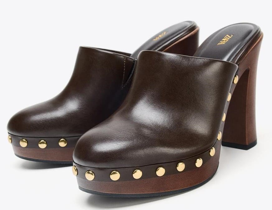 Zueco de tacón alto con tachas