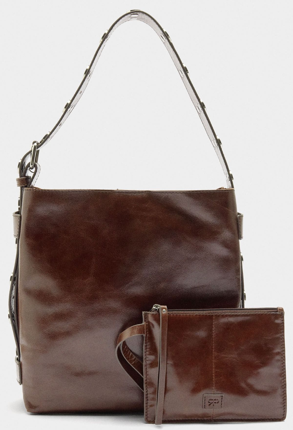 Bolso de hombro de piel con tachuelas de Parfois