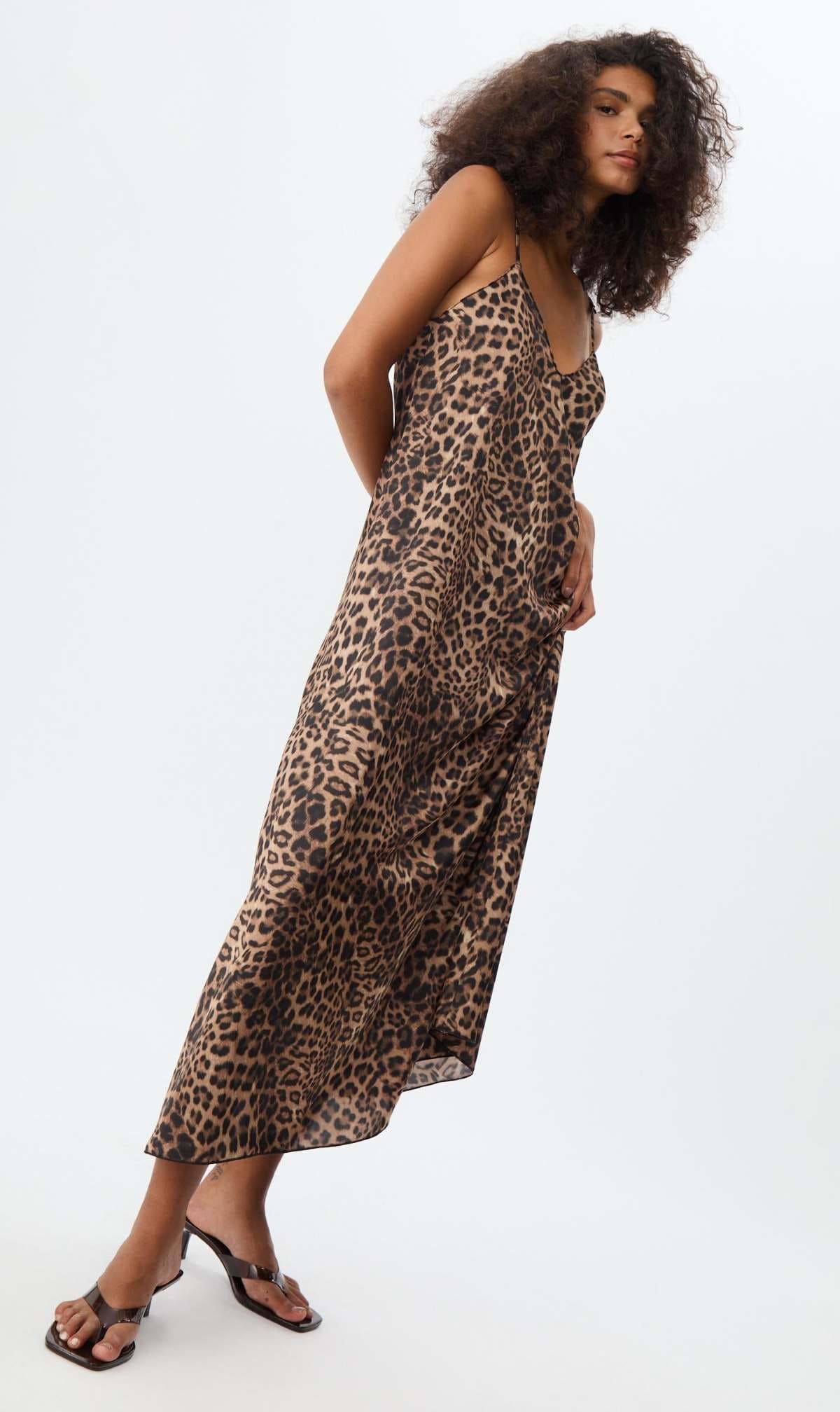 Vestido largo fluido satinado leopardo de Stradivarius