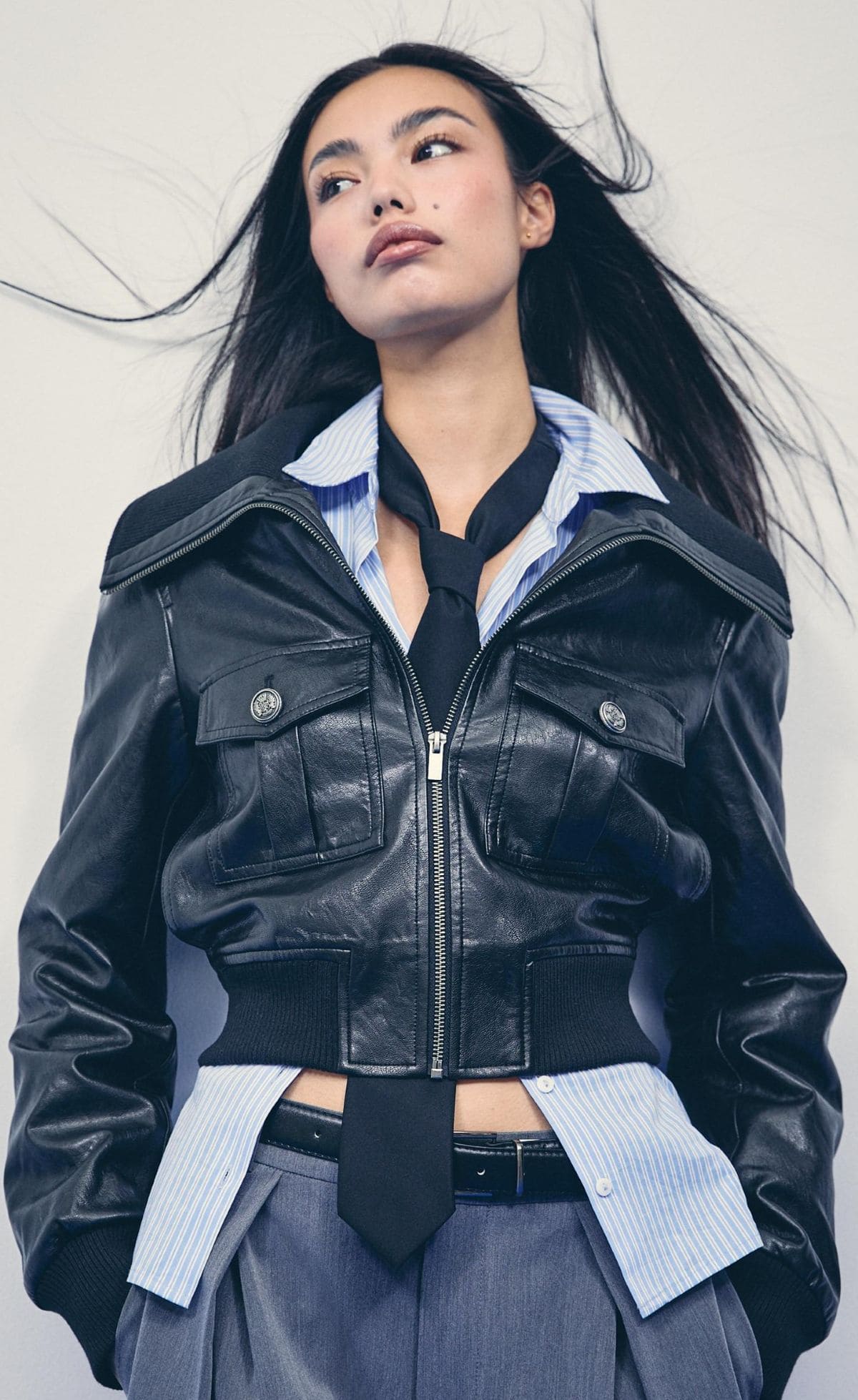 Cazadora corta efecto piel bolsillos de Stradivarius