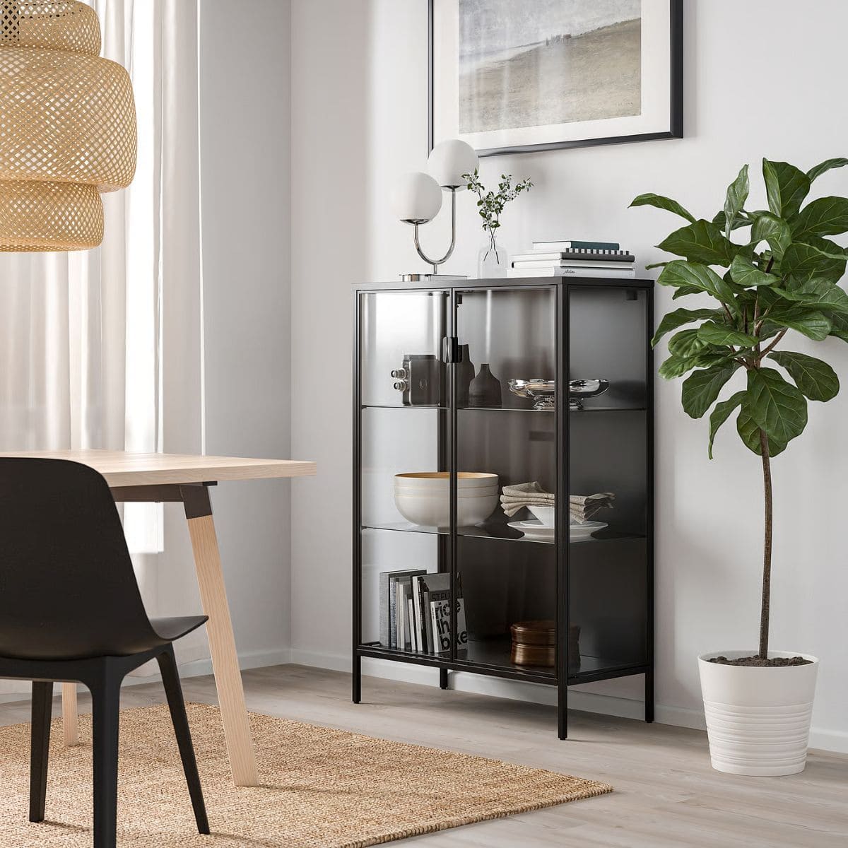 Mueble vitrina de la serie RUDSTA de Ikea