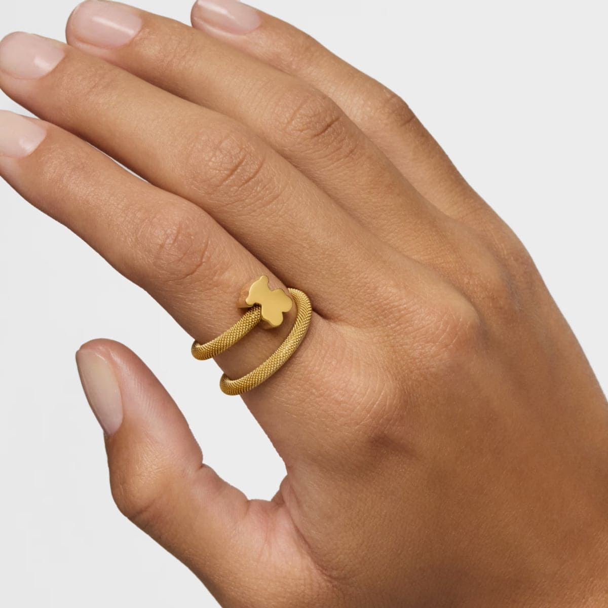 Anillo espiral con baño de oro 18 kt sobre plata y motivos Icon Mesh