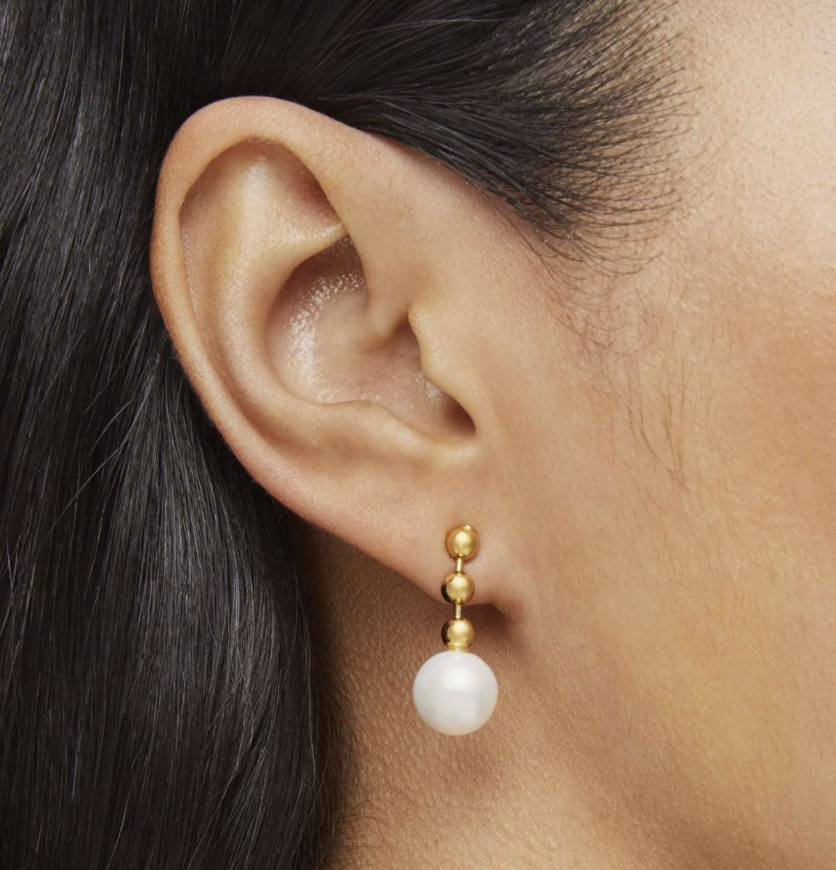 Pendientes cortos bolas con baño de oro 18 kt sobre plata y perla Gloss de TOUS