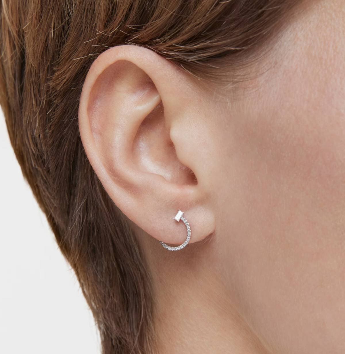 Pendientes medio aro cortos de oro blanco con diamantes Les Classiques de TOUS