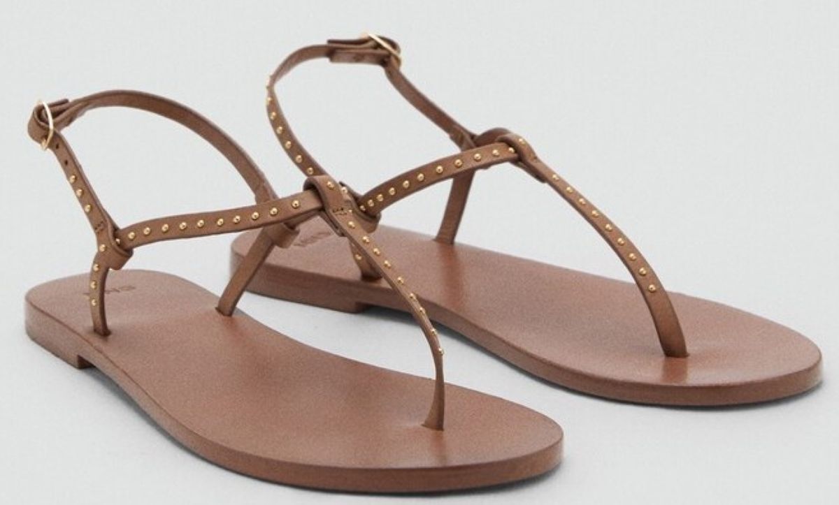 Sandalia piel mini tachuelas de Mango