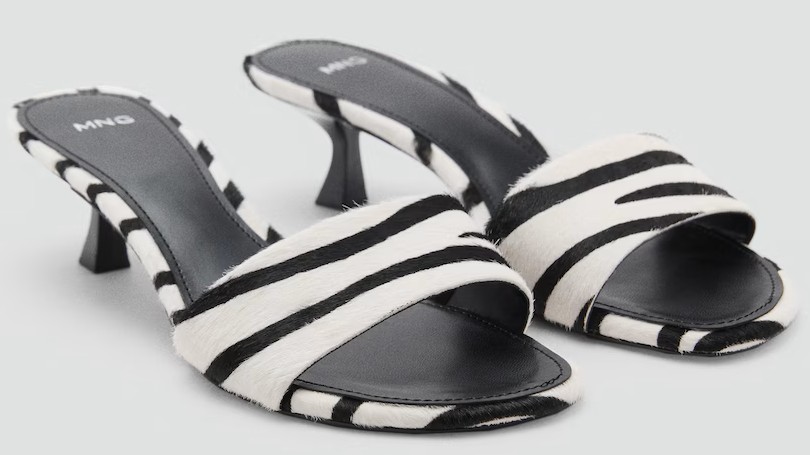 Sandalia piel pelo cebra de Mango