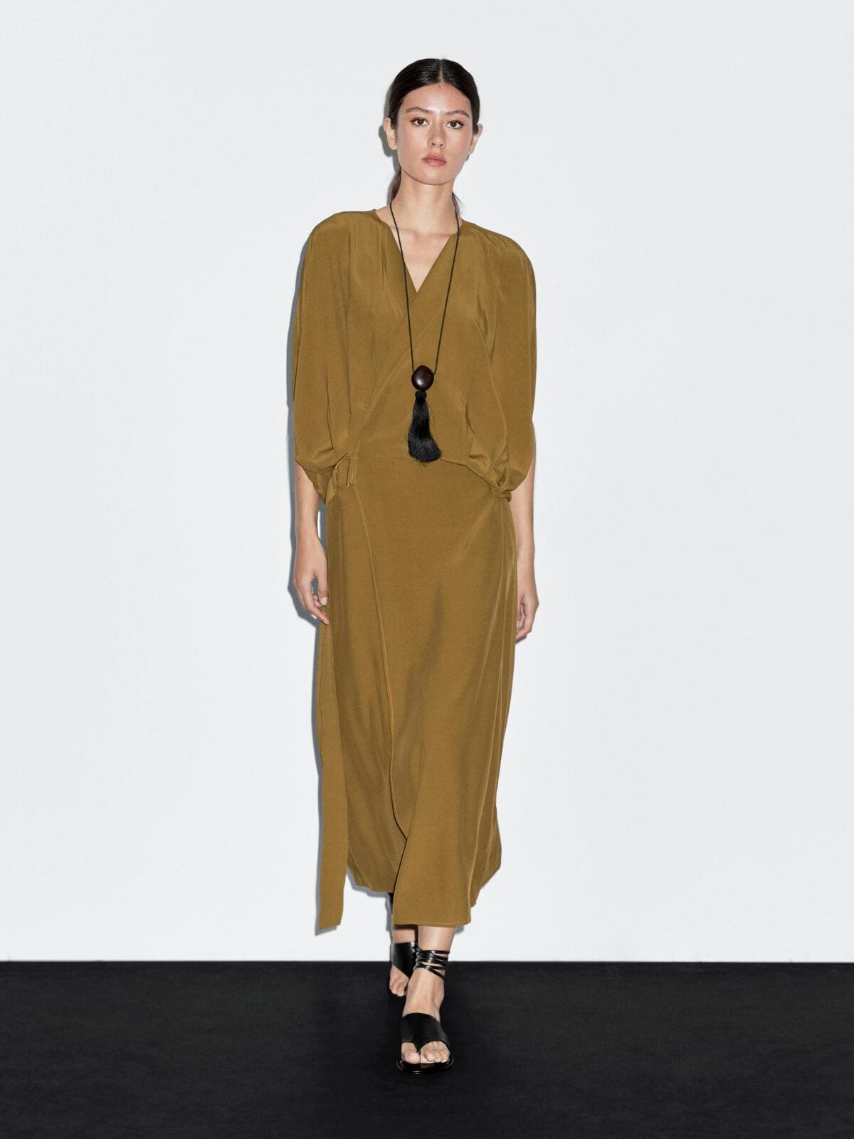 Vestido cruzado con hebilla