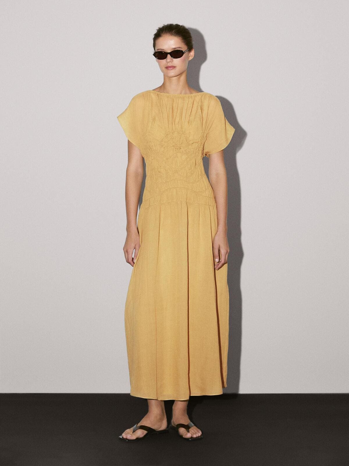 Vestido midi de detalles bordados