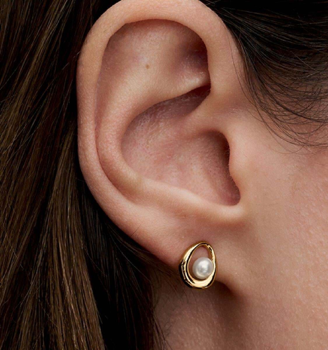 Pendientes de Botón Óvalos Forma Orgánica y Perla Cultivada de Agua Dulce de Pandora