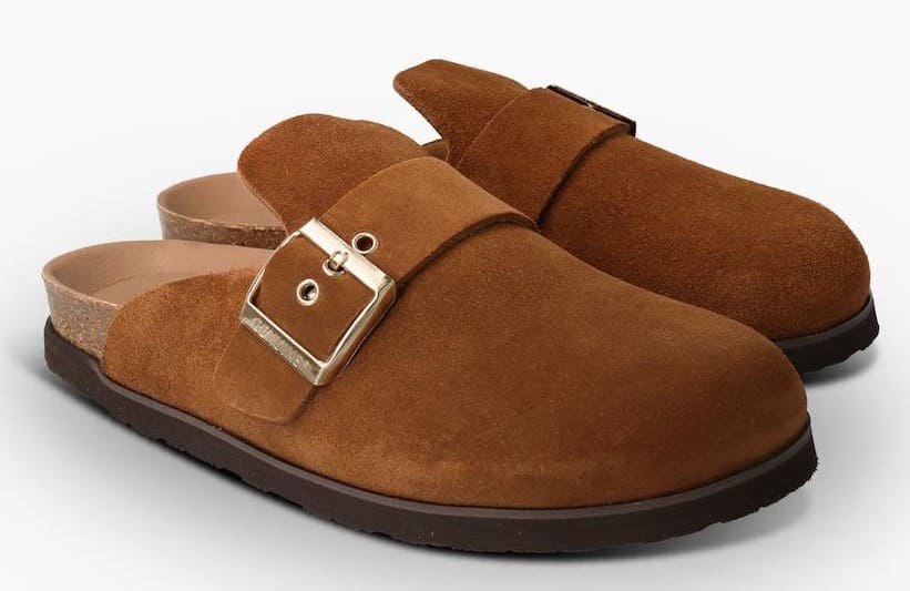 Zuecos de piel con planta anatómica y hebilla decorativa, Genuins