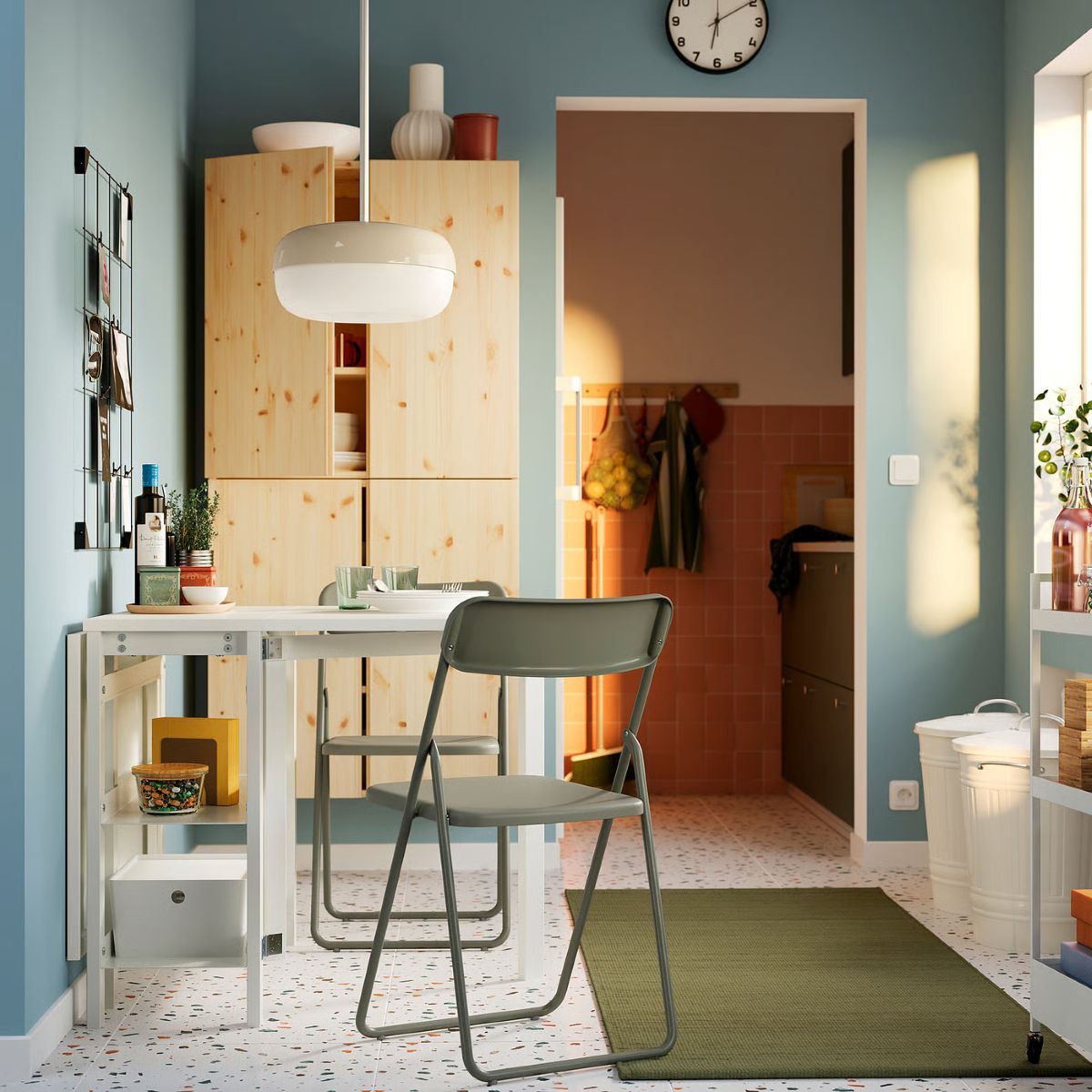 Mesa de alas abatibles de la serie VIHALS de Ikea